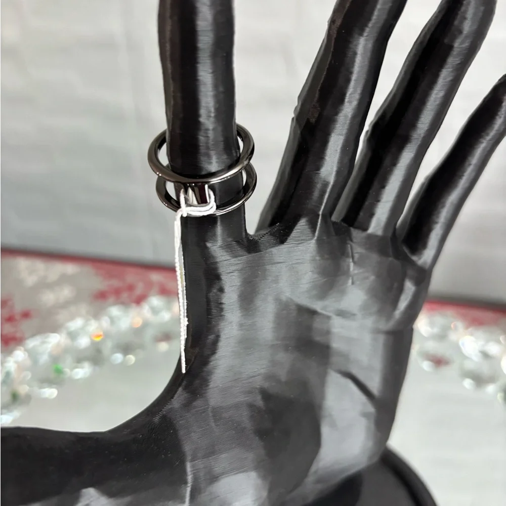 Kendra Scott Elyse Ring in Gunmetal - Picture 7 of 8